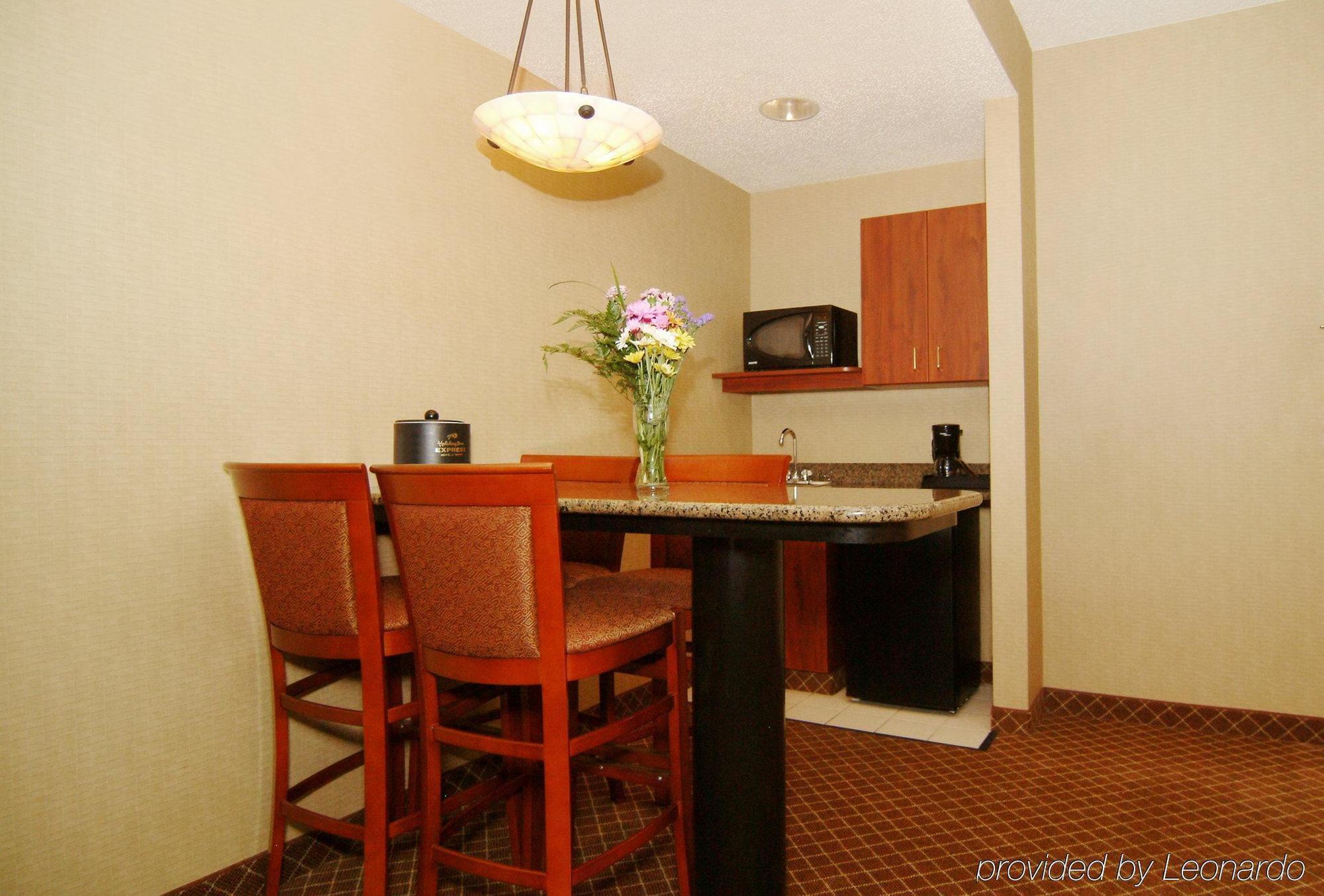Holiday Inn Express Hotel & Suites Cedar Rapids I-380 At 33Rd Avenue, An Ihg Hotel Habitación foto